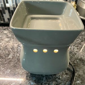 Scentsy Classic Curve Warmer, Mini Plug In + Variety of Melts